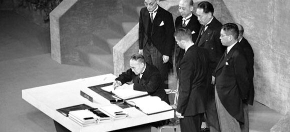 샌프란시스코강화조약 체결 장면 Yoshida_signs_San_Francisco_Peace_Treaty