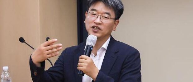 서울시의회 김용석 전 의원, 24년 의정 경험 집대성 ‘예산결산에 답하다’ 발간 김용석 교수 얼굴 중심 편집